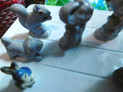 blue china figures side